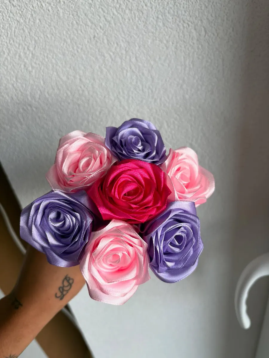 Bouquet de roses en satin rose, lilas et fuchsia