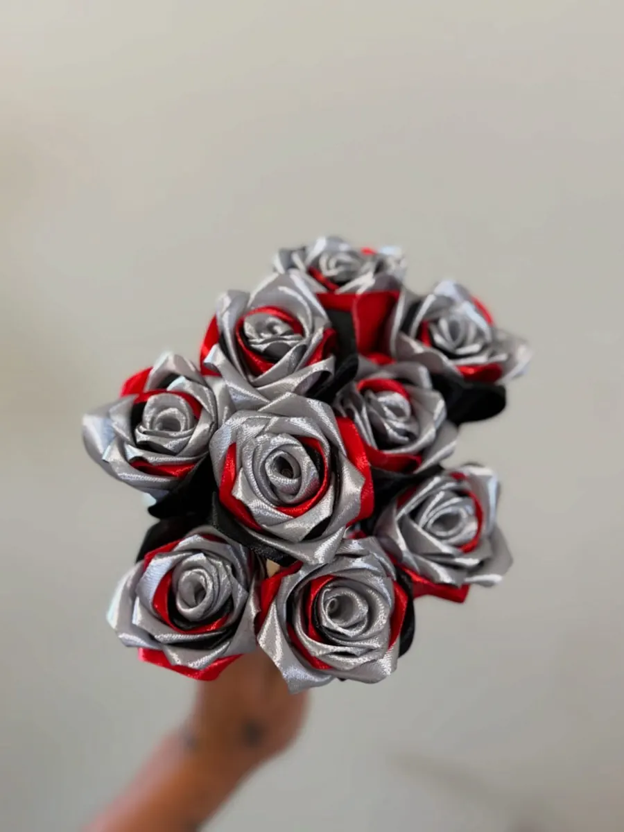 Bouquet de roses en satin argent, rouge et noir