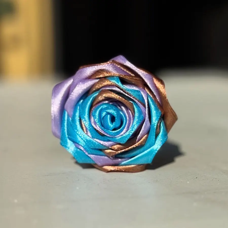 Rose en satin tricolore turquoise, lilas et cuivre